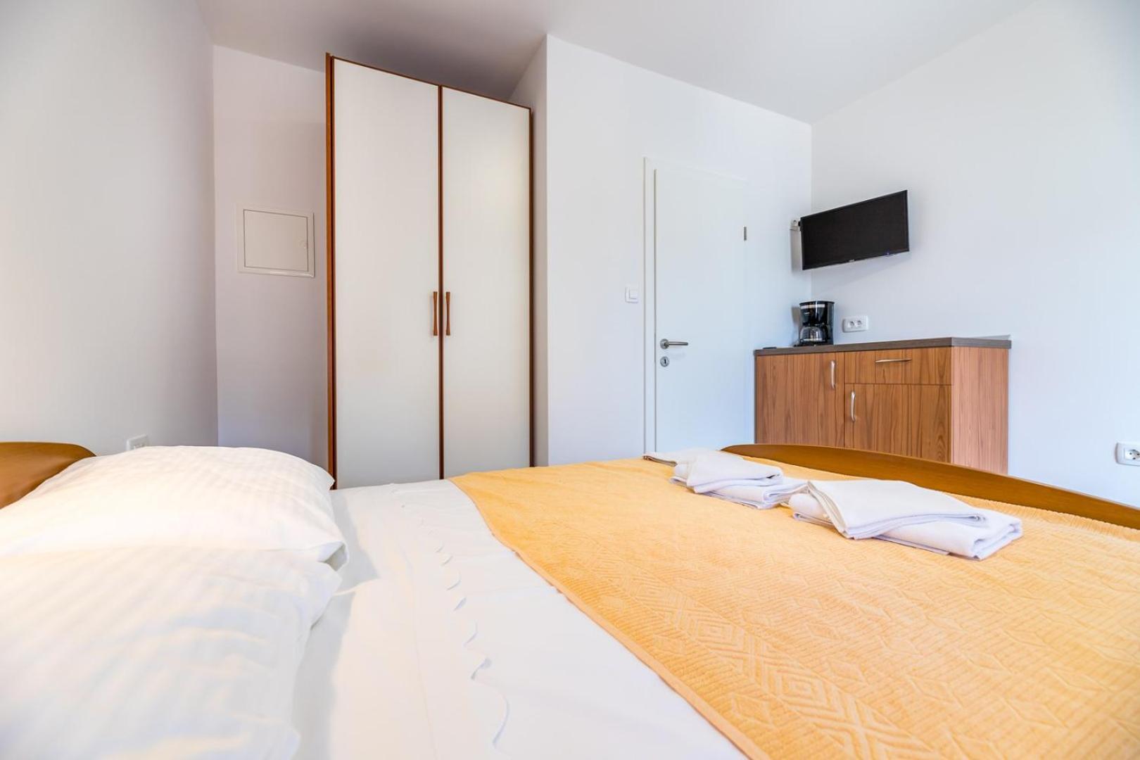 Apartments & Rooms Dekanic Baska  Ngoại thất bức ảnh